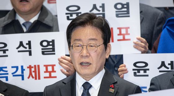 이재명 대표 '윤석열 대통령 규탄 구호'