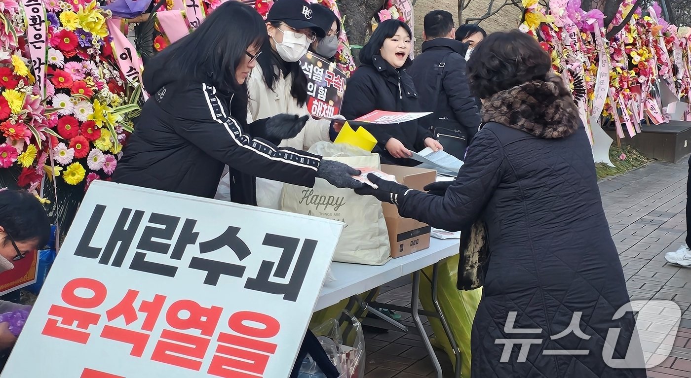 안전을 이유로 가수 이승환 씨의 콘서트 대관을 구미시가 취소하자 &#39;윤석열 퇴진&#39; 구미 시국회의 단체 회원들이 27일 오후 구미시청앞에서 &#39;극우의 낭만도시 거부한다, 구미시민 촛불 콘서트를 열고 참석하는 시민들에게 핫팩 등을 나눠주고 있다. 이들은 촛불집회에 이어 가수 이승환 영상 콘서트를 진행했다. 2024.12.27/뉴스1 ⓒ News1 정우용 기자