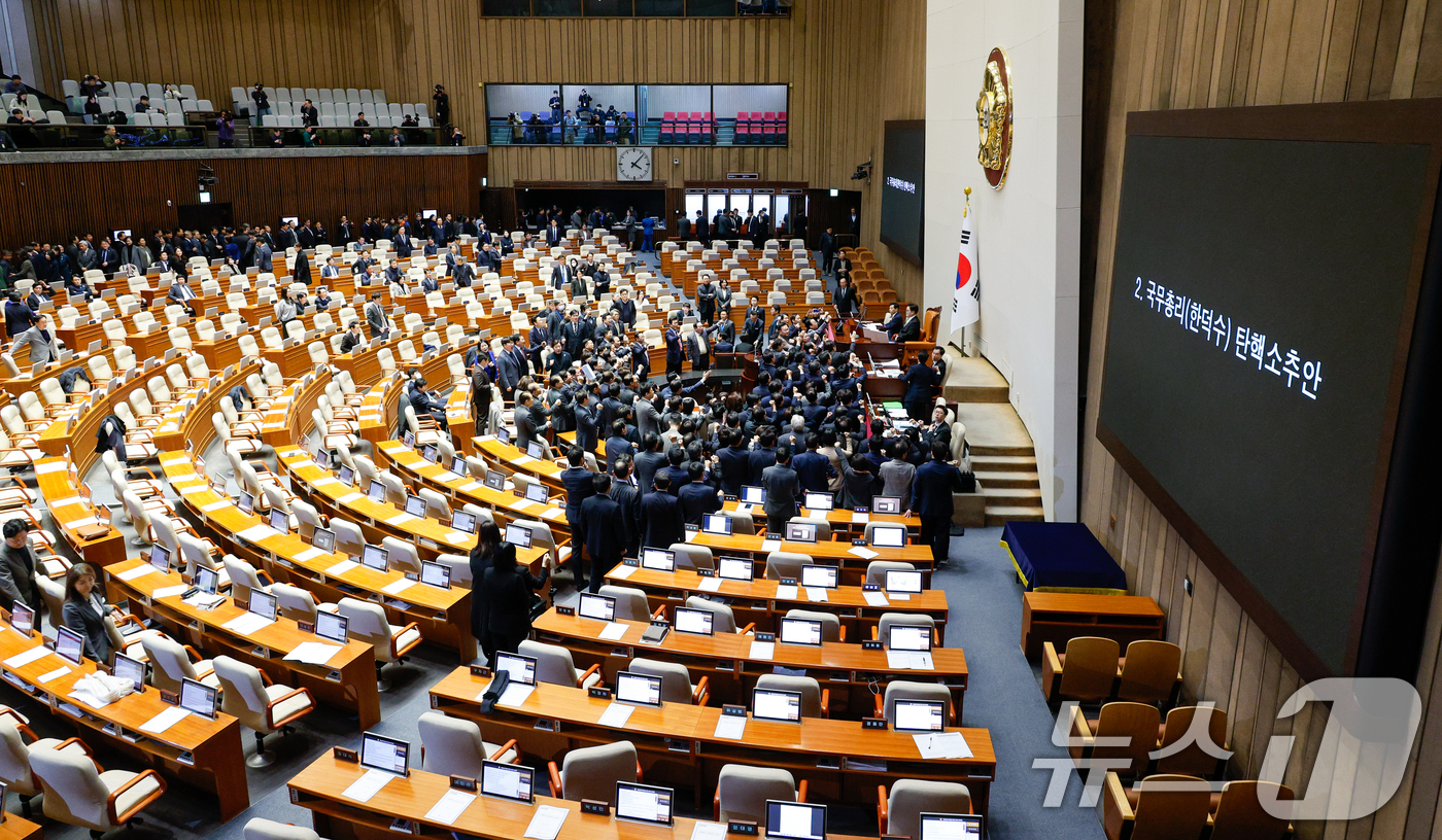 (서울=뉴스1) 안은나 기자 = 권성동 국민의힘 당 대표 권한대행 겸 원내대표와 의원들이 27일 오후 서울 여의도 국회에서 열린 제420회국회(임시회) 제2차 본회의에서 우원식 국 …