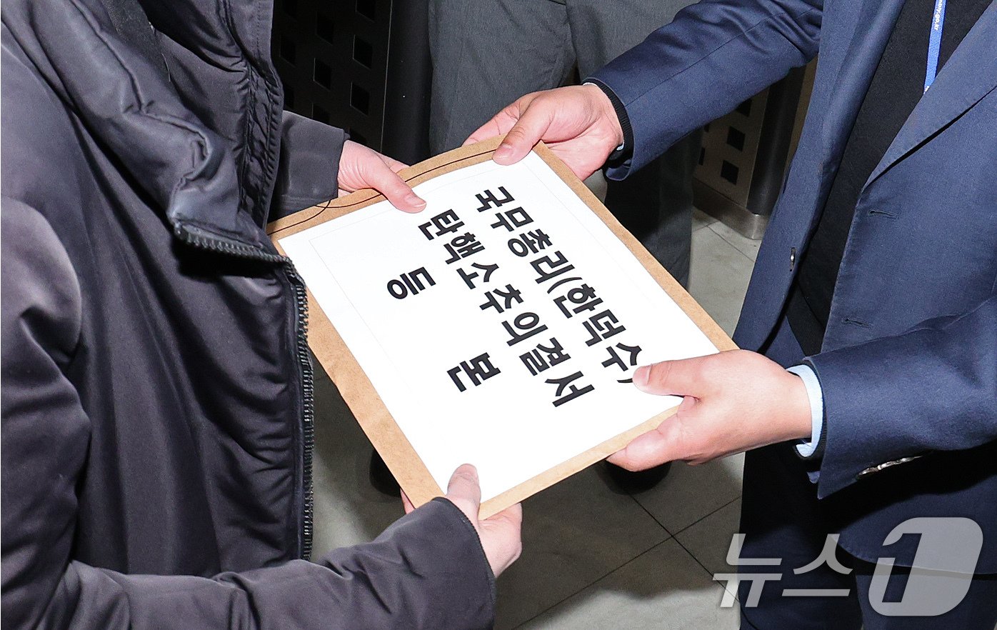 본문 이미지 - 한덕수 대통령 권한대행 국무총리 탄핵안이 가결된 27일 오후 서울 세종대로 정부서울청사에 탄핵소추의결서 등본이 도착하고 있다. 2024.12.27/뉴스1 ⓒ News1 장수영 기자