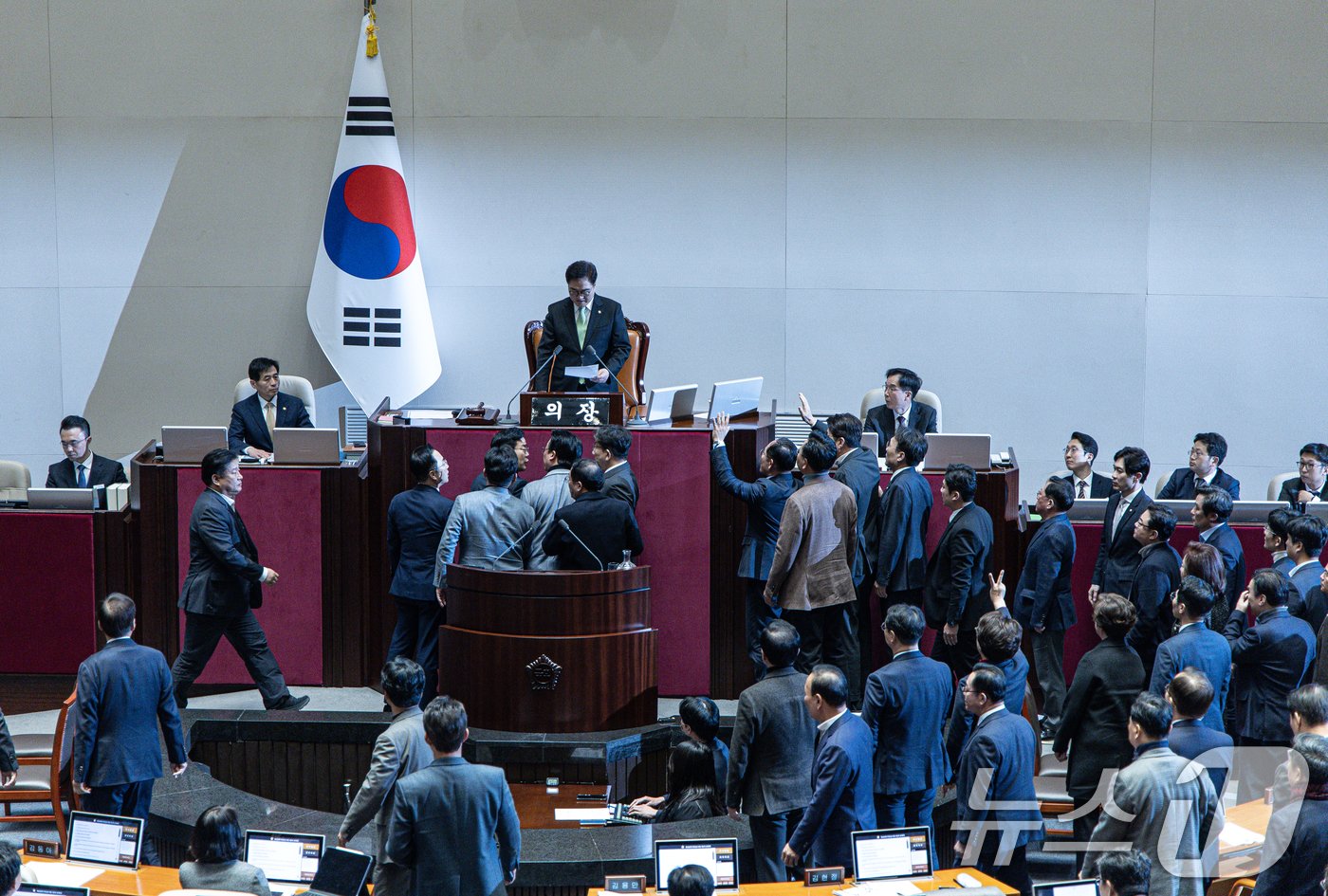 권성동 국민의힘 당 대표 권한대행 겸 원내대표와 의원들이 27일 오후 서울 여의도 국회에서 열린 제420회국회&#40;임시회&#41; 제2차 본회의에서 우원식 국회의장을 향해 한덕수 대통령 권한대행 국무총리 탄핵소추안 의결 관련 항의하고 있다. 2024.12.27/뉴스1 ⓒ News1 이재명 기자