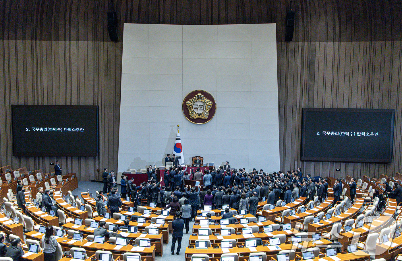 (서울=뉴스1) 이재명 기자 = 권성동 국민의힘 당 대표 권한대행 겸 원내대표와 의원들이 27일 오후 서울 여의도 국회에서 열린 제420회국회(임시회) 제2차 본회의에서 우원식 국 …