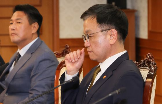 "최 권한대행이 '尹탄핵은 기정사실' 발언했다" 논란…기재부는 부인