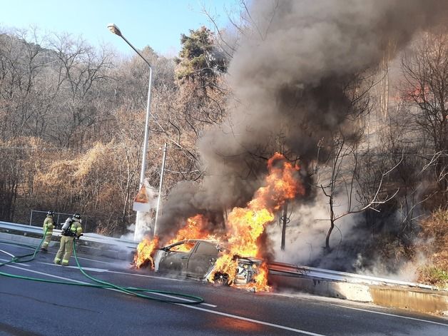 경북 영주서 그랜저에 불…40대 남성 부상