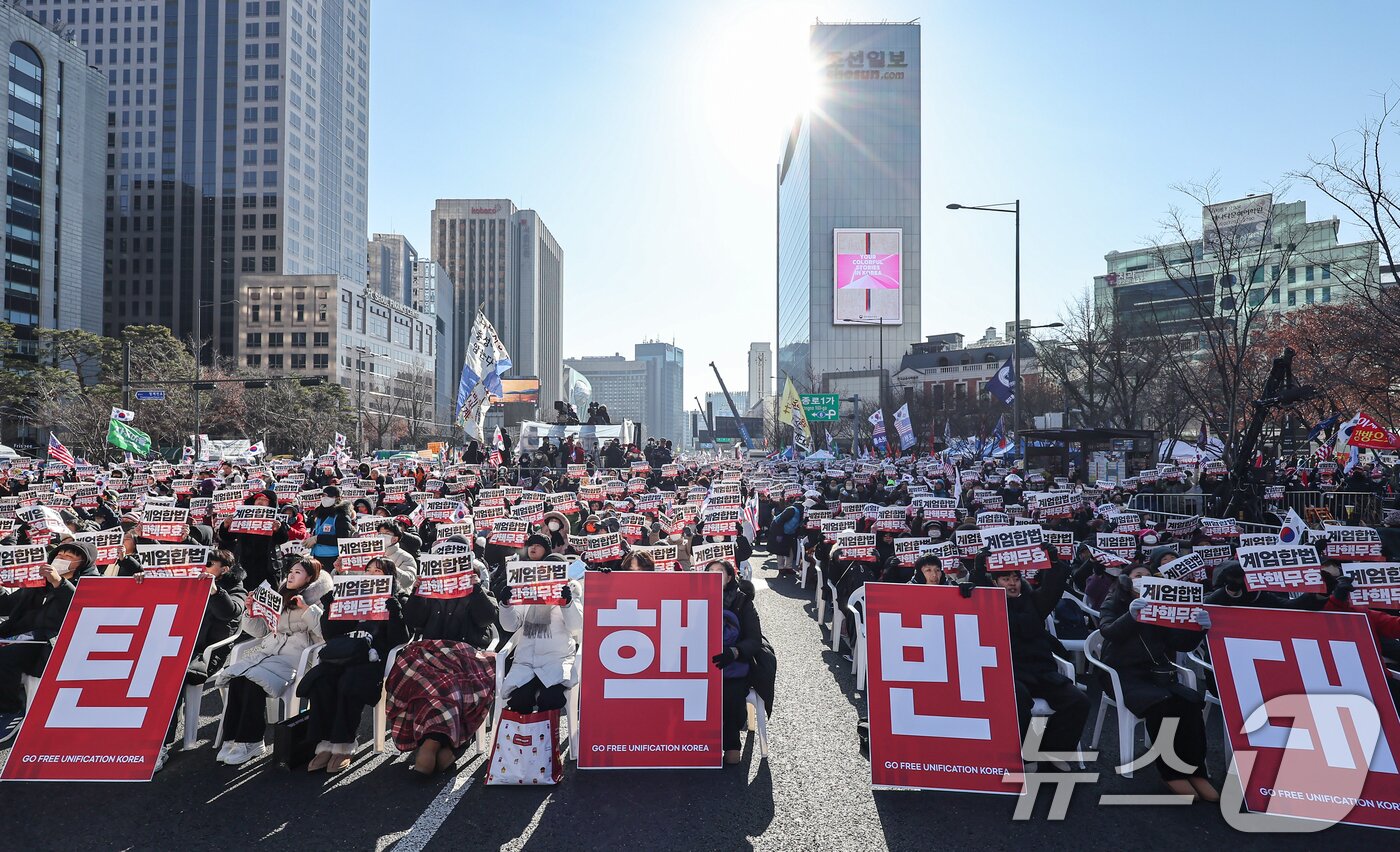 본문 이미지 - 28일 서울 종로구 세종대로에서 열린 대한민국바로세우기국민운동본부 주최 &#39;자유민주주의 수호 광화문 국민혁명대회&#39;에서 참가자들이 구호를 외치고 있다. 2024.12.28/뉴스1 ⓒ News1 김도우 기자