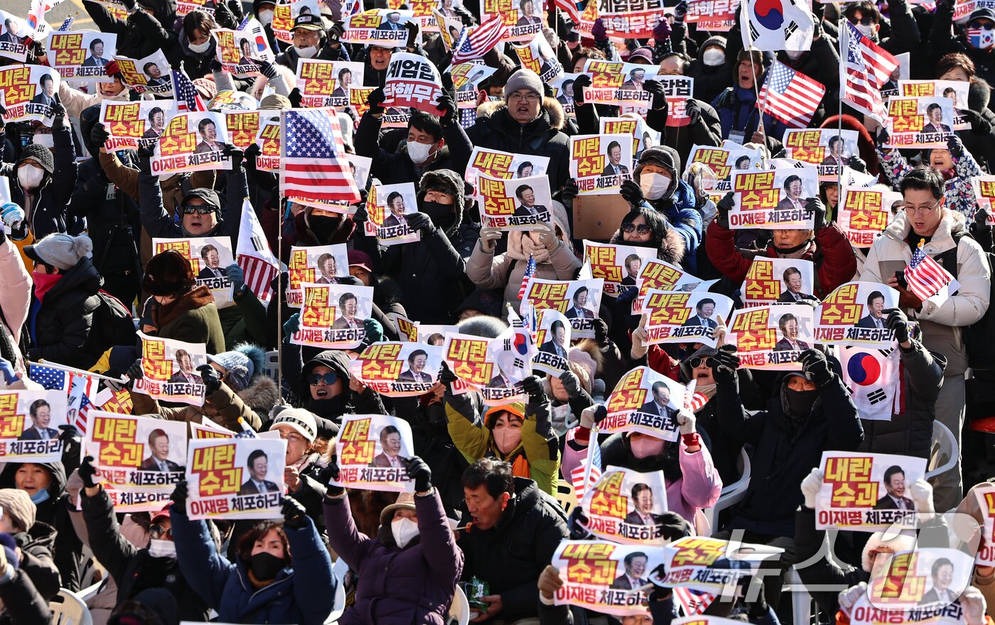 본문 이미지 - 28일 서울 종로구 세종대로에서 열린 대한민국바로세우기국민운동본부 주최 &#39;자유민주주의 수호 광화문 국민혁명대회&#39;에서 참가자들이 구호를 외치고 있다. 2024.12.28/뉴스1 ⓒ News1 김도우 기자