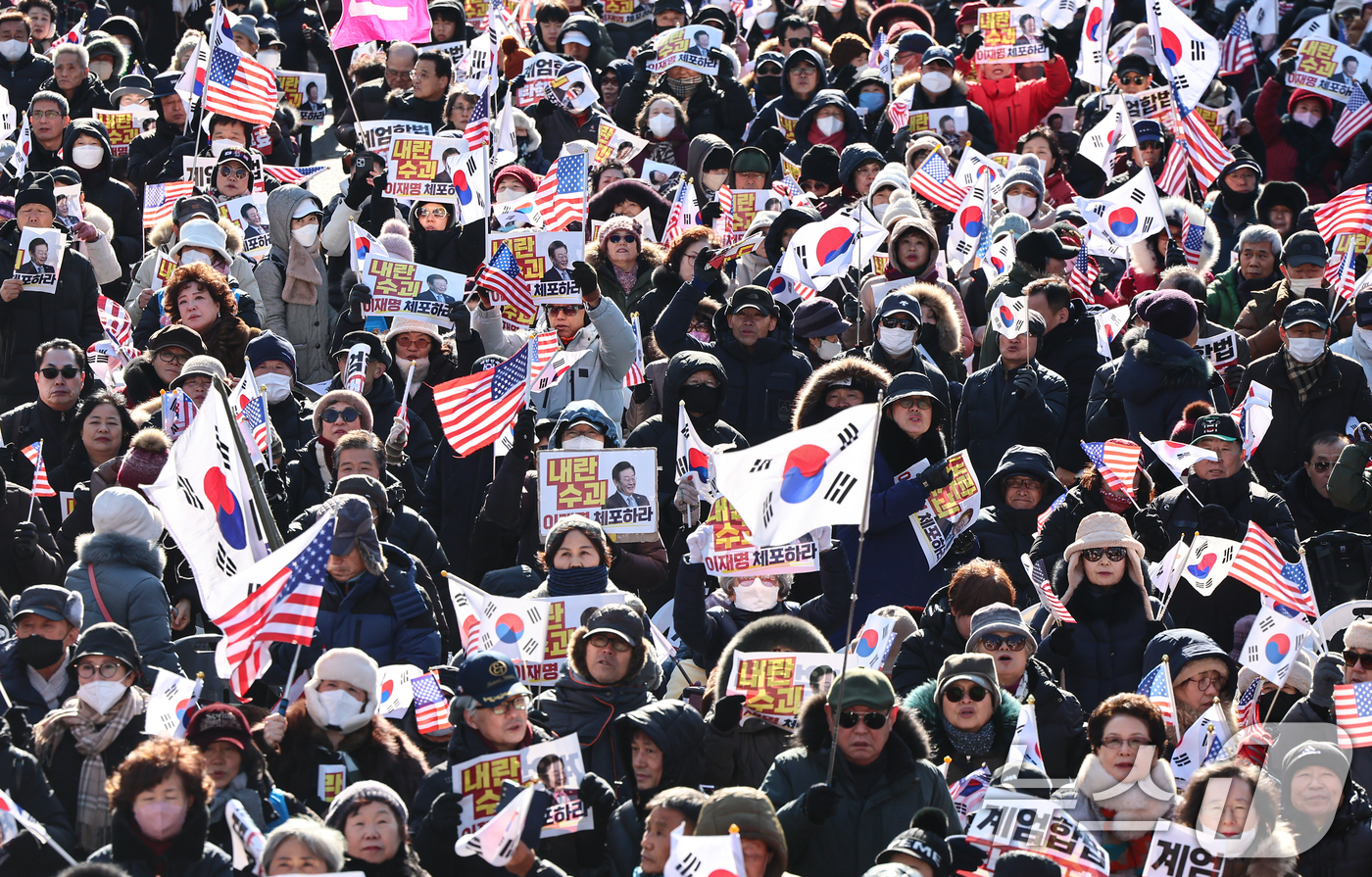 (서울=뉴스1) 김도우 기자 = 28일 서울 종로구 세종대로에서 열린 대한민국바로세우기국민운동본부 주최 '자유민주주의 수호 광화문 국민혁명대회'에서 참가자들이 구호를 외치고 있다. …