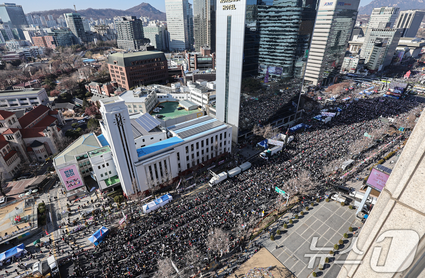 (서울=뉴스1) 김도우 기자 = 28일 서울 종로구 세종대로에서 열린 대한민국바로세우기국민운동본부 주최 '자유민주주의 수호 광화문 국민혁명대회'에서 참가자들이 구호를 외치고 있다. …