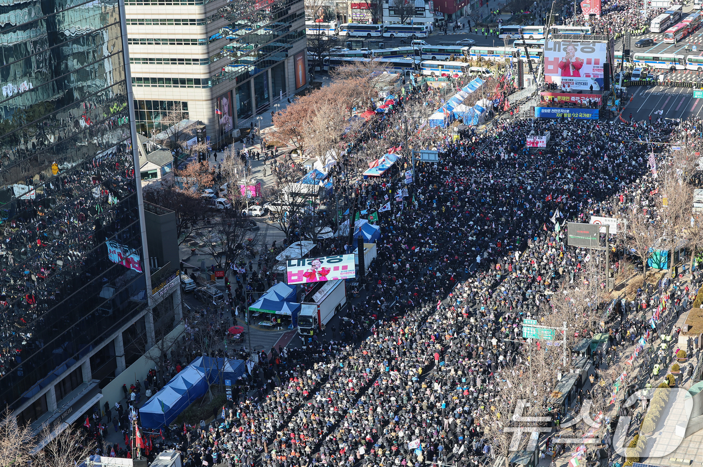 (서울=뉴스1) 김도우 기자 = 28일 서울 종로구 세종대로에서 열린 대한민국바로세우기국민운동본부 주최 '자유민주주의 수호 광화문 국민혁명대회'에서 참가자들이 구호를 외치고 있다. …