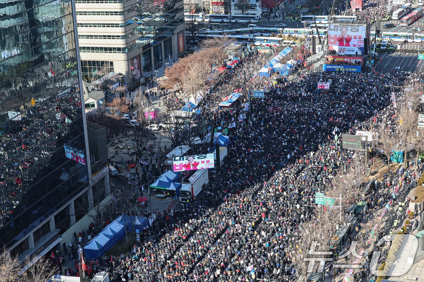 본문 이미지 - 28일 서울 종로구 세종대로에서 열린 대한민국바로세우기국민운동본부 주최 &#39;자유민주주의 수호 광화문 국민혁명대회&#39;에서 참가자들이 구호를 외치고 있다. 2024.12.28/뉴스1 ⓒ News1 김도우 기자