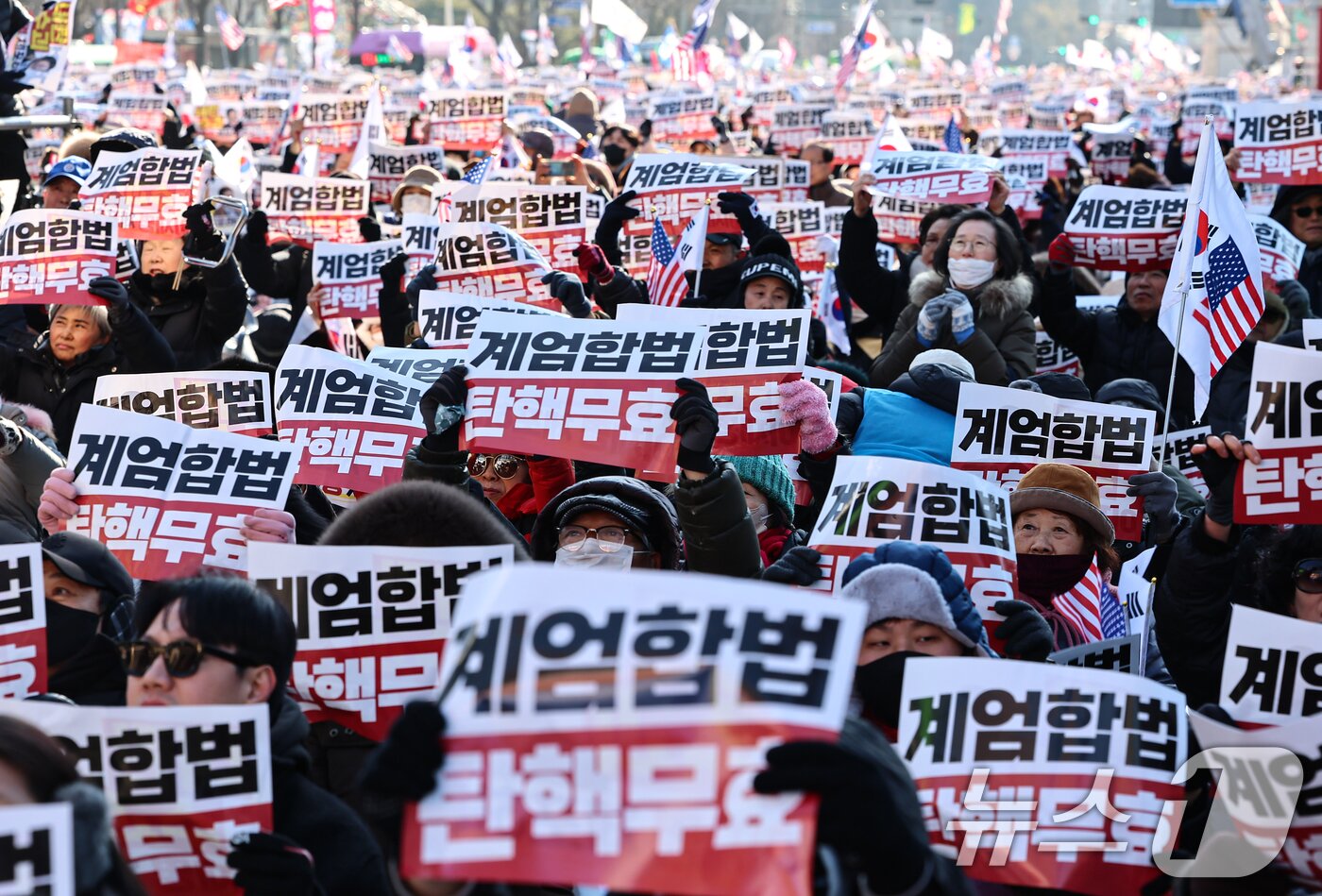 본문 이미지 - 28일 서울 종로구 세종대로에서 열린 대한민국바로세우기국민운동본부 주최 &#39;자유민주주의 수호 광화문 국민혁명대회&#39;에서 참가자들이 구호를 외치고 있다. 2024.12.28/뉴스1 ⓒ News1 김도우 기자
