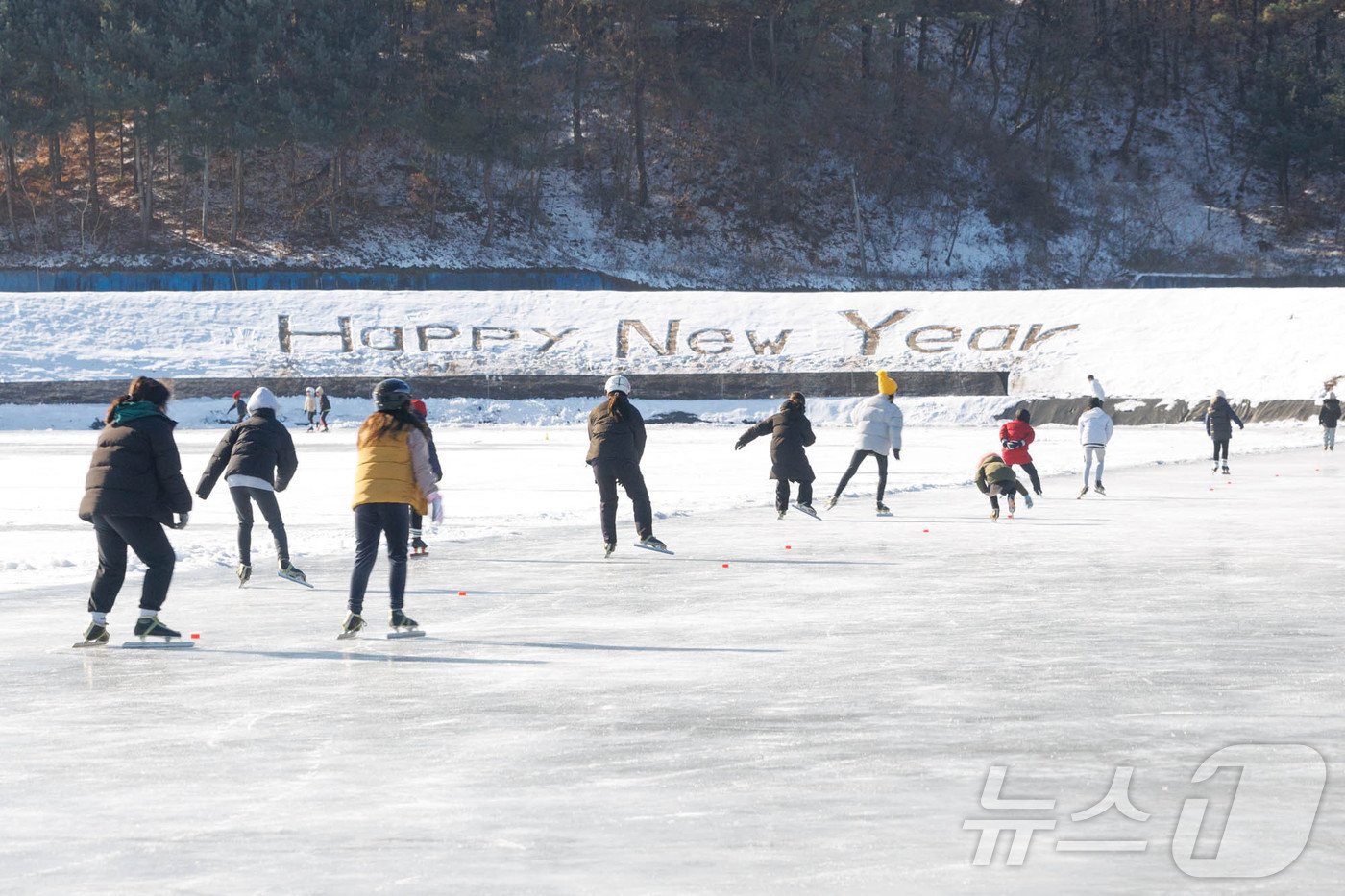 본문 이미지 - 28일 개장한 강원 철원 야외 스케이트장에서 어린이들이 스케이트를 타며 즐거운 시간을 보내고 있다.(철원군 제공) 2024.12.28/뉴스1