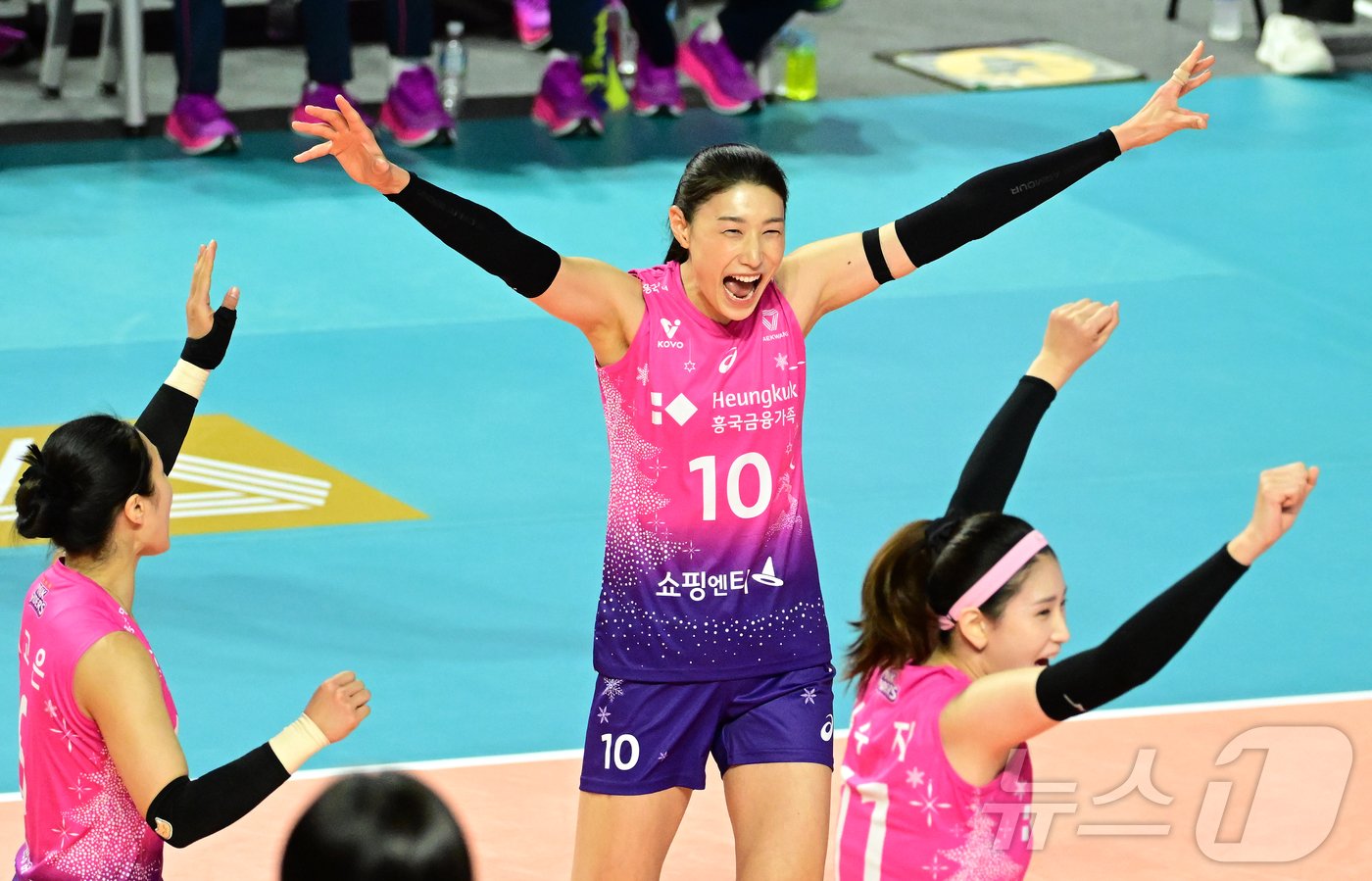 본문 이미지 - 흥국생명 김연경이 28일 인천 삼산월드체육관에서 열린 도드람 2024-25 V리그 여자부 GS칼텍스와의 경기에서 득점 후 기뻐하고 있다. &#40;KOVO 제공&#41;