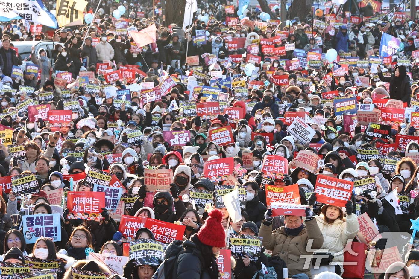 (서울=뉴스1) 구윤성 기자 = 28일 오후 서울 광화문 일대에서 열린 ‘윤석열 즉각퇴진-사회대개혁 비상행동 4차 범시민대행진’에서 참가자들이 윤 대통령의 파면 등을 촉구하며 구호 …