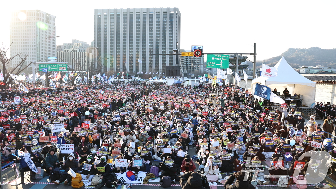 (서울=뉴스1) 구윤성 기자 = 28일 오후 서울 광화문 일대에서 열린 ‘윤석열 즉각퇴진-사회대개혁 비상행동 4차 범시민대행진’에서 참가자들이 윤 대통령의 파면 등을 촉구하며 구호 …