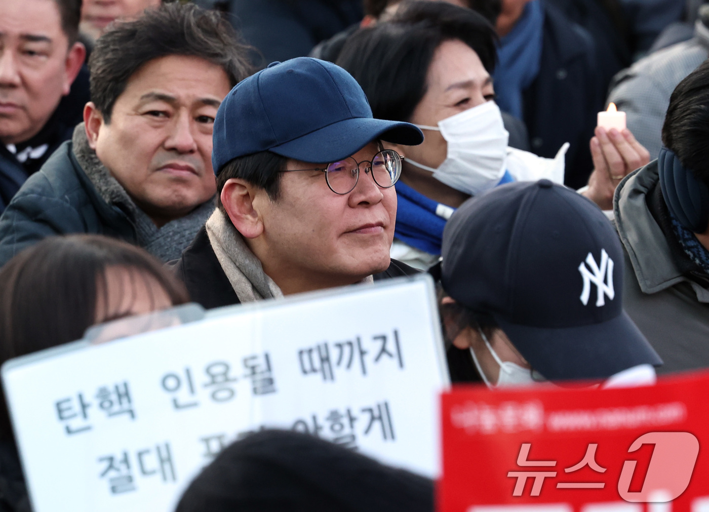 (서울=뉴스1) 구윤성 기자 = 이재명 더불어민주당 대표가 28일 오후 서울 광화문 인근에서 윤석열즉각퇴진·사회대개혁 비상행동 주최로 열린 촛불집회에 참석하고 있다. 2024.12 …