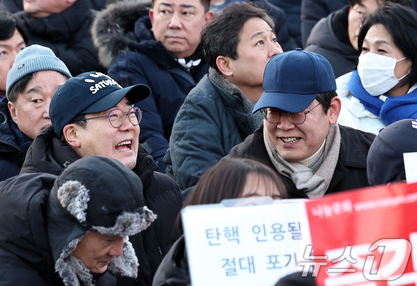 (서울=뉴스1) 구윤성 기자 = 더불어민주당 이재명 대표와 박찬대 원내대표가 28일 오후 서울 광화문 인근에서 윤석열즉각퇴진·사회대개혁 비상행동 주최로 열린 촛불집회에 참석해 대화 …