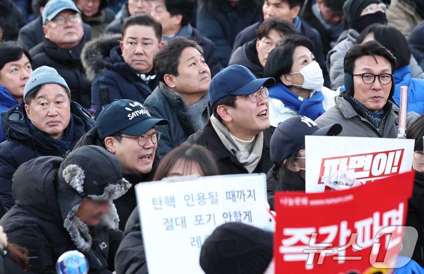 (서울=뉴스1) 구윤성 기자 = 이재명 대표와 박찬대 원내대표를 비롯한 더불어민주당 의원들이 28일 오후 서울 광화문 인근에서 윤석열즉각퇴진·사회대개혁 비상행동 주최로 열린 촛불집 …