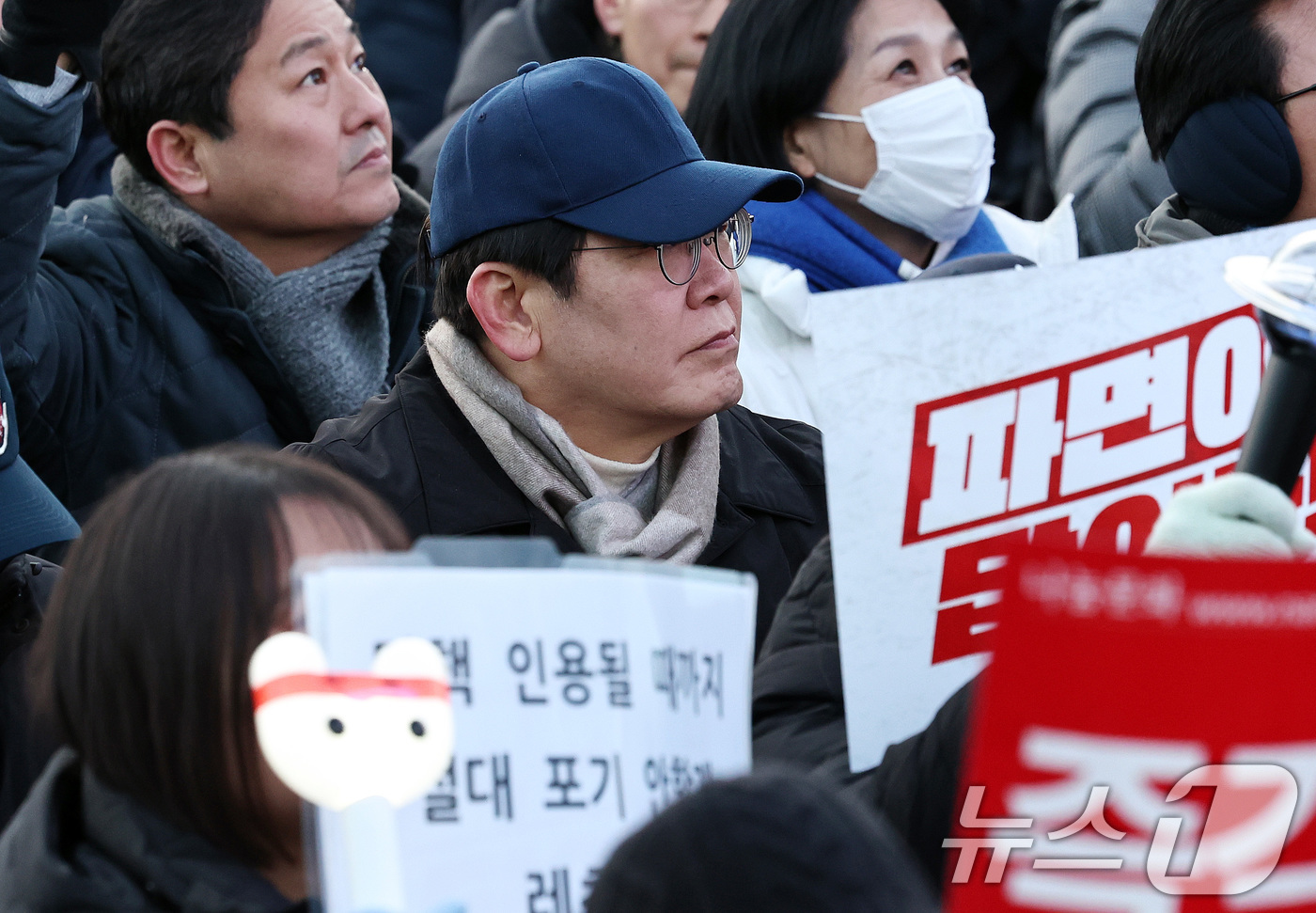 (서울=뉴스1) 구윤성 기자 = 이재명 더불어민주당 대표가 28일 오후 서울 광화문 인근에서 윤석열즉각퇴진·사회대개혁 비상행동 주최로 열린 촛불집회에 참석하고 있다. 2024.12 …