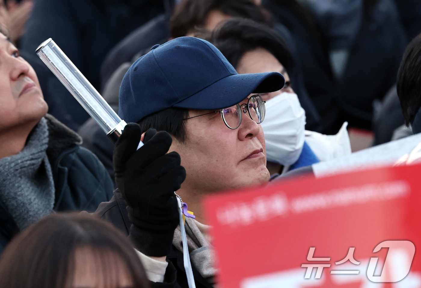 (서울=뉴스1) 구윤성 기자 = 이재명 더불어민주당 대표가 28일 오후 서울 광화문 인근에서 윤석열즉각퇴진·사회대개혁 비상행동 주최로 열린 촛불집회에 참석하고 있다. 2024.12 …