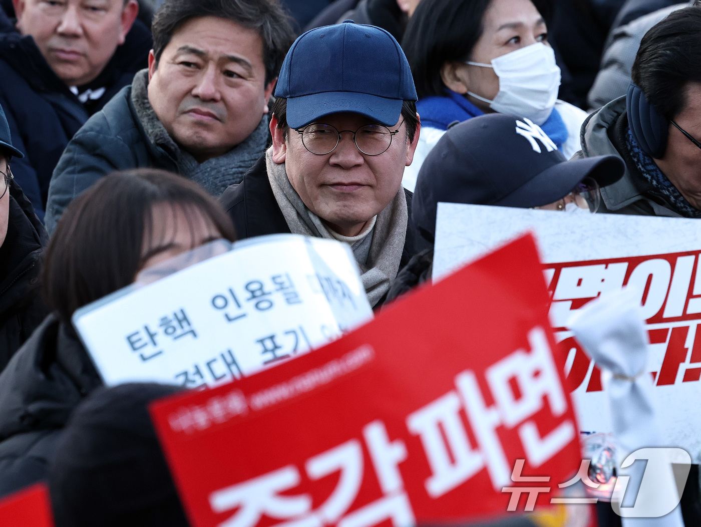 (서울=뉴스1) 구윤성 기자 = 이재명 대표를 비롯한 더불어민주당 의원들이 28일 오후 서울 광화문 인근에서 윤석열즉각퇴진·사회대개혁 비상행동 주최로 열린 촛불집회에 참석하고 있다 …