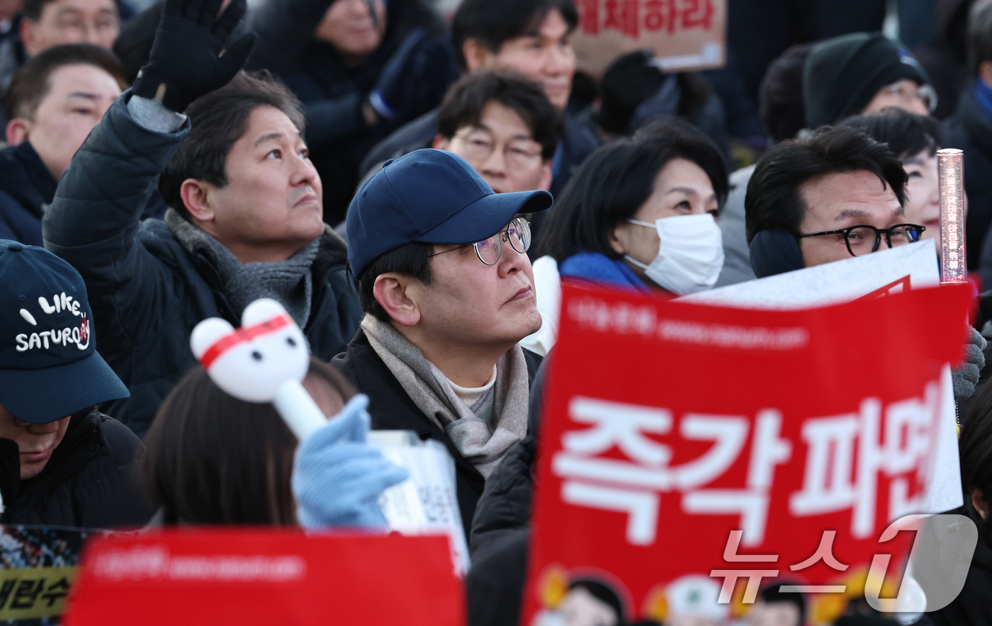 (서울=뉴스1) 구윤성 기자 = 이재명 대표를 비롯한 더불어민주당 의원들이 28일 오후 서울 광화문 인근에서 윤석열즉각퇴진·사회대개혁 비상행동 주최로 열린 촛불집회에 참석하고 있다 …