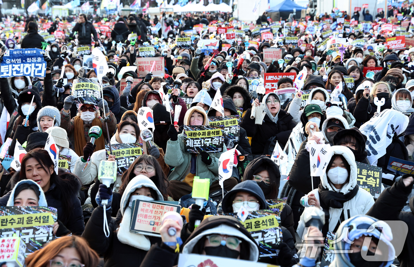 (서울=뉴스1) 구윤성 기자 = 28일 오후 서울 광화문 일대에서 열린 ‘윤석열 즉각퇴진-사회대개혁 비상행동 4차 범시민대행진’에서 참가자들이 윤 대통령의 파면 등을 촉구하며 구호 …