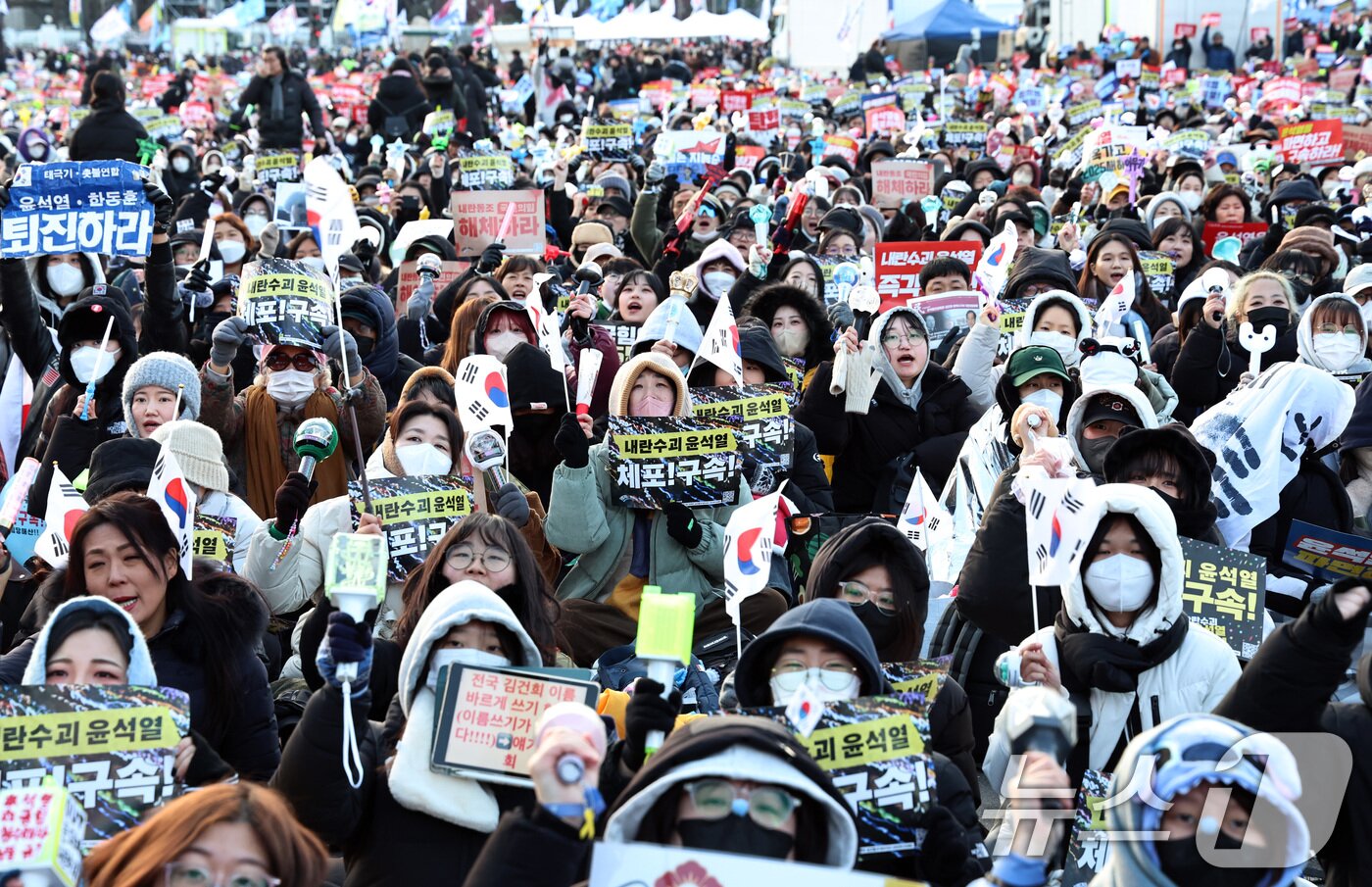 본문 이미지 - 28일 오후 서울 광화문 일대에서 열린 ‘윤석열 즉각퇴진-사회대개혁 비상행동 4차 범시민대행진’에서 참가자들이 윤 대통령의 파면 등을 촉구하며 구호를 외치고 있다. 2024.12.28/뉴스1 ⓒ News1 구윤성 기자