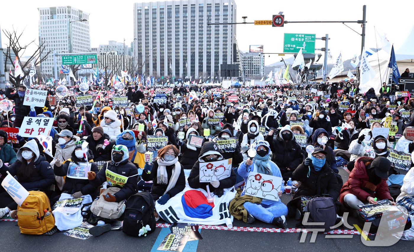 (서울=뉴스1) 구윤성 기자 = 28일 오후 서울 광화문 일대에서 열린 ‘윤석열 즉각퇴진-사회대개혁 비상행동 4차 범시민대행진’에서 참가자들이 윤 대통령의 파면 등을 촉구하며 구호 …