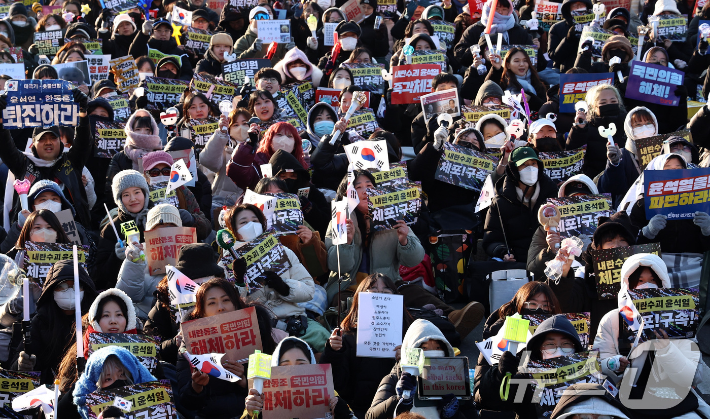 (서울=뉴스1) 구윤성 기자 = 28일 오후 서울 광화문 일대에서 열린 ‘윤석열 즉각퇴진-사회대개혁 비상행동 4차 범시민대행진’에서 참가자들이 윤 대통령의 파면 등을 촉구하며 구호 …