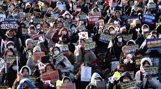 '태극기, 피켓, 그리고 응원봉'