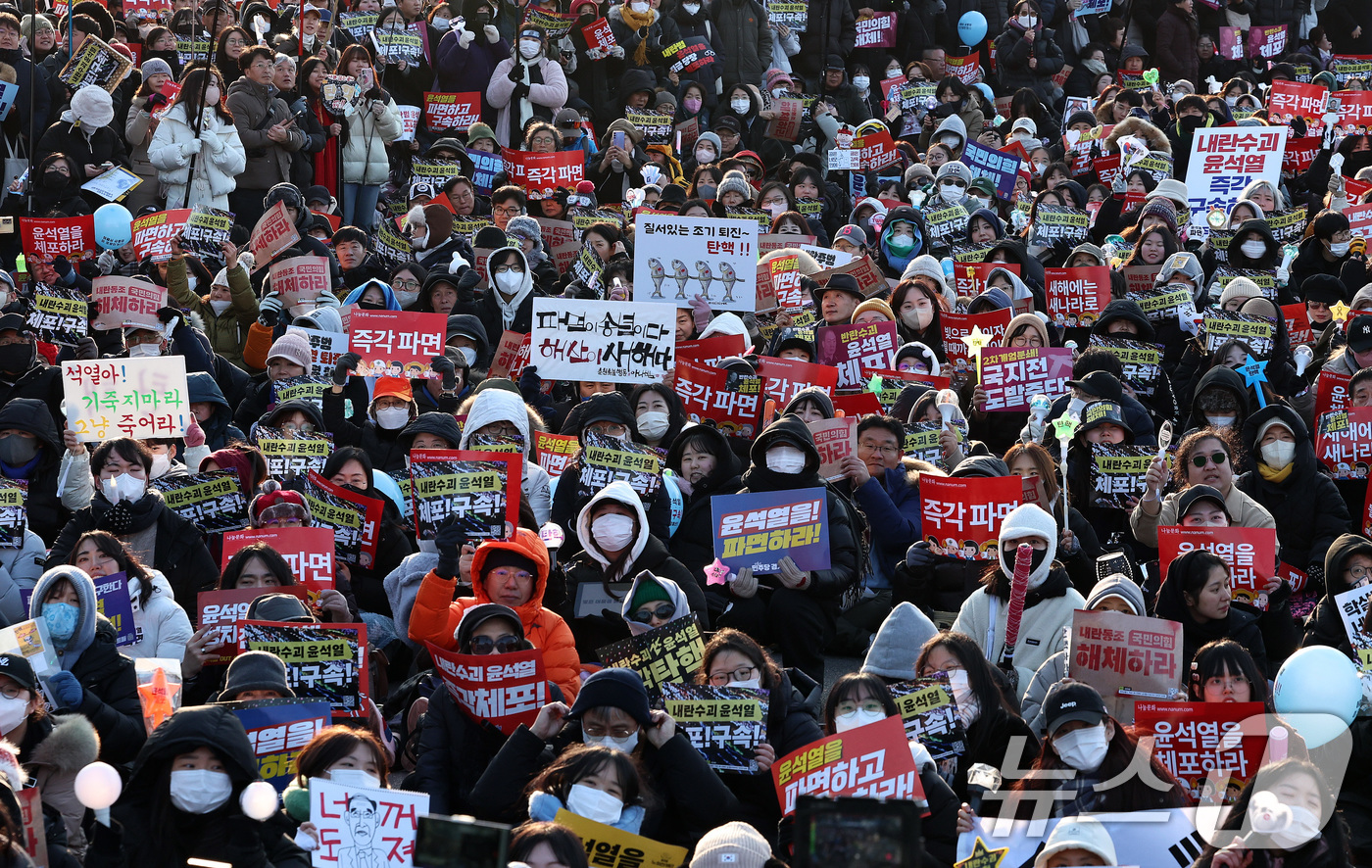 (서울=뉴스1) 구윤성 기자 = 28일 오후 서울 광화문 일대에서 열린 ‘윤석열 즉각퇴진-사회대개혁 비상행동 4차 범시민대행진’에서 참가자들이 윤 대통령의 파면 등을 촉구하며 구호 …