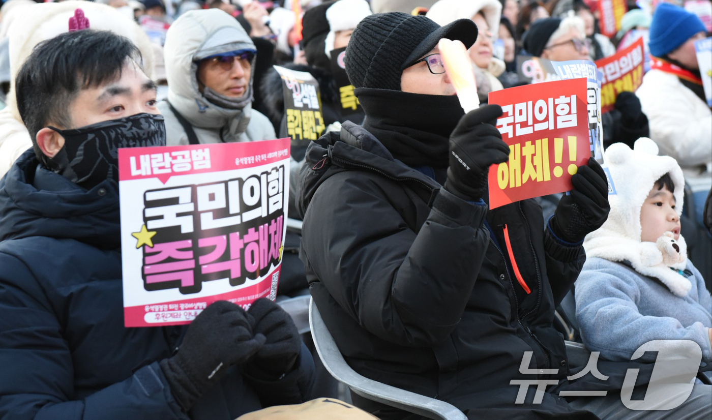 (광주=뉴스1) 김동수 기자 = 28일 오후 광주 동구 5·18민주광장에서 열린 대통령 탄핵집회에서 참가자들이 구호를 외치고 있다. 2024.12.28/뉴스1