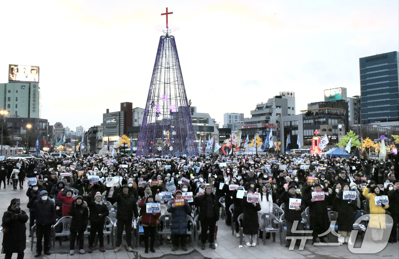 (광주=뉴스1) 김동수 기자 = 28일 오후 광주 동구 5·18민주광장에서 열린 대통령 탄핵집회에서 참가자들이 구호를 외치고 있다. 2024.12.28/뉴스1