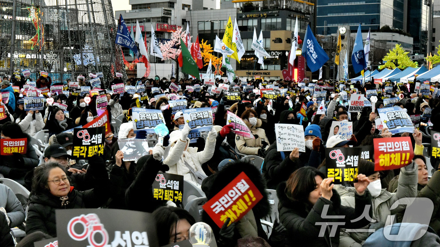 (광주=뉴스1) 김동수 기자 = 28일 오후 광주 동구 5·18민주광장에서 열린 대통령 탄핵집회에서 참가자들이 구호를 외치고 있다. 2024.12.28/뉴스1