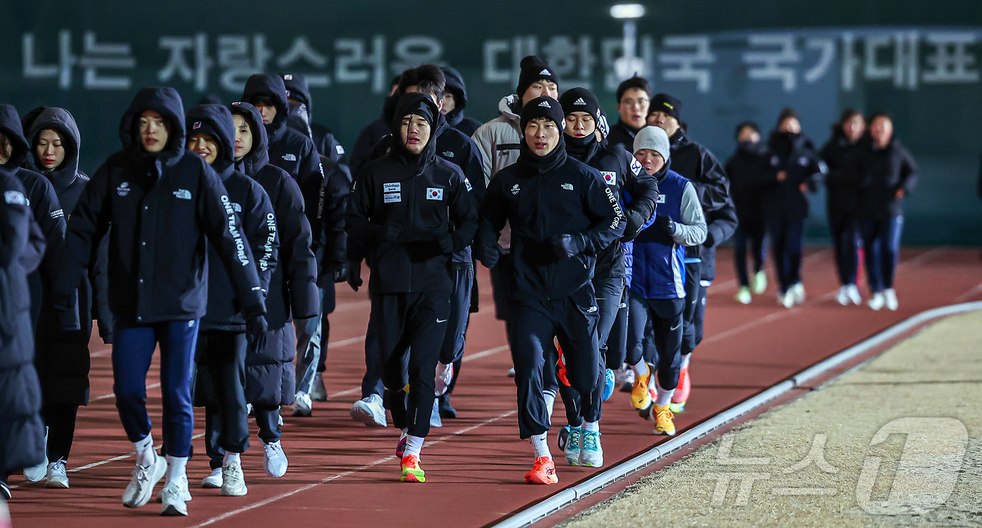 (진천=뉴스1) 김진환 기자 = 2025년 을사년을 맞이하는 대한민국 국가대표 선수들이 충북 진천국가대표선수촌 대운동장에서 구슬땀을 흘리며 새벽훈련을 하고 있다.양궁, 역도, 육상 …