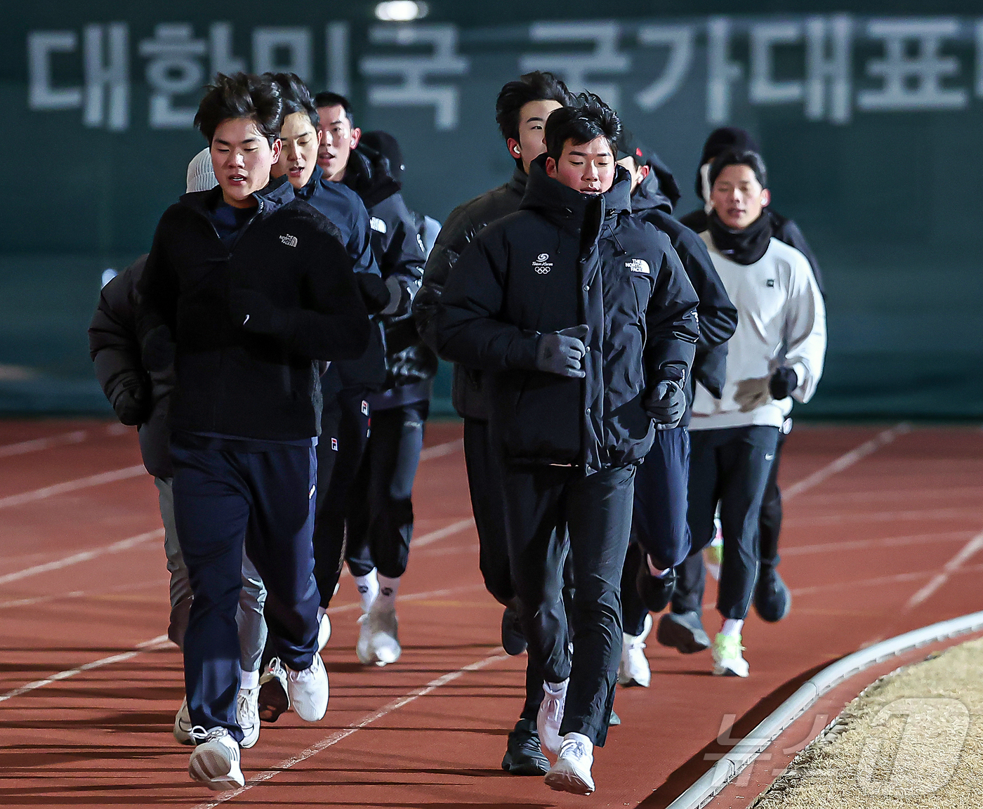 (진천=뉴스1) 김진환 기자 = 2025년 을사년을 맞이하는 대한민국 국가대표 선수들이 충북 진천국가대표선수촌 대운동장에서 구슬땀을 흘리며 새벽훈련을 하고 있다.양궁, 역도, 육상 …