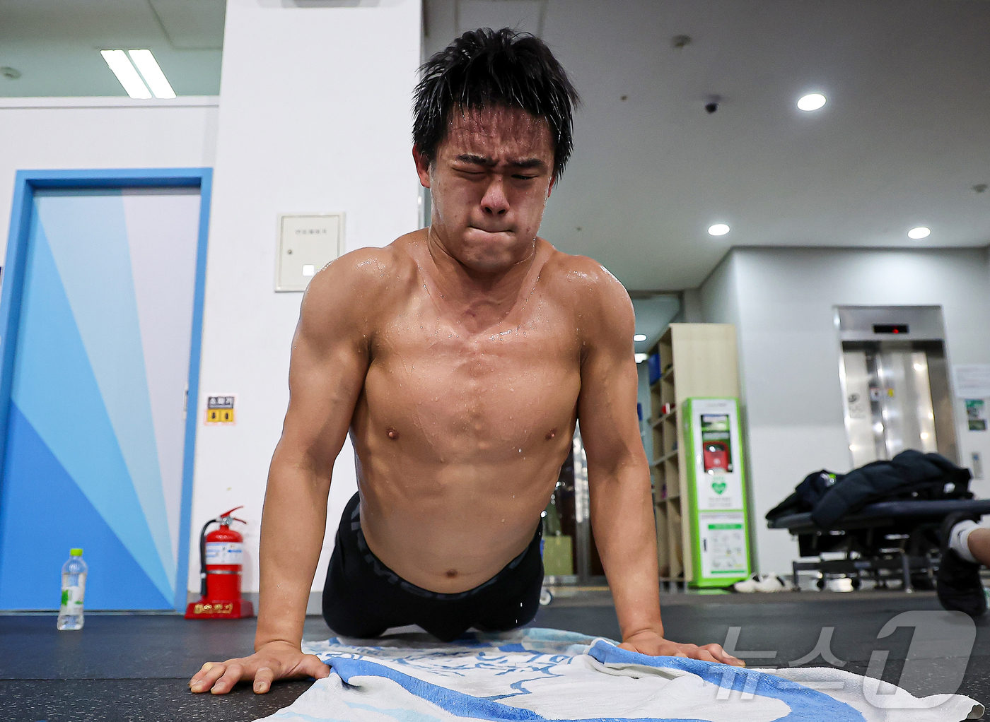 (진천=뉴스1) 김진환 기자 = 2025년 을사년을 맞이하는 대한민국 국가대표 선수들이 충북 진천국가대표선수촌 트레이닝 센터에서 구슬땀을 흘리며 새벽훈련을 하고 있다.양궁, 역도, …