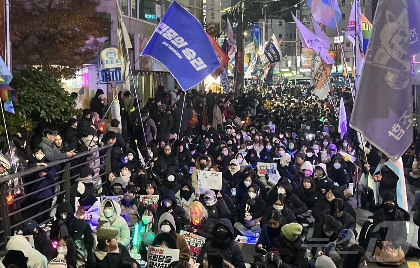 시민단체 윤석열퇴진 부산비상행동 주최로 28일 오후 박수영 국민의힘 소속 국회의원 사무실 앞에서 집회가 진행되고 있다. 이 자리에 참석한 인원은 주최 측 추산 3000여 명이다. 2024.12.28/뉴스1 ⓒ News1 장광일 기자