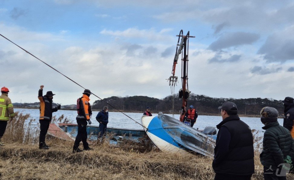 본문 이미지 - 소방당국이 전복된 어선을 인양하고 있다.(당진 소방서 제공) /뉴스1