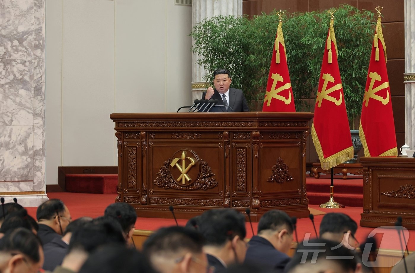 본문 이미지 - (평양 노동신문=뉴스1) = 북한 노동당 기관지 노동신문은 29일 김정은 총비서의 참석 아래 지난 23일부터 27일까지 노동당 중앙위원회 8기 제11차 전원회의가 개최된 사실을 보도했다. [국내에서만 사용가능. 재배포 금지. DB 금지. For Use Only in the Republic of Korea. Redistribution Prohibited] rodongphoto@news1.kr