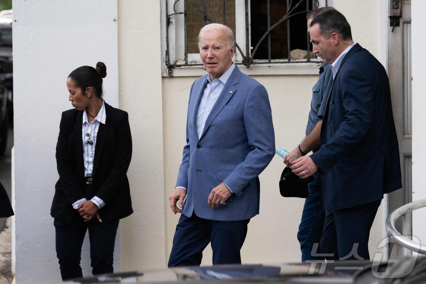 본문 이미지 - 조 바이든 미국 대통령이 지난 28일&#40;현지시간&#41; 일주일간 연말연시 휴가 중인 미국령 버진 아일랜드 세인트크로이 섬의 크리스천스테드에서 미사를 마친 뒤 떠나고 있다. 2024.12.29 ⓒ AFP=뉴스1 ⓒ News1 우동명 기자