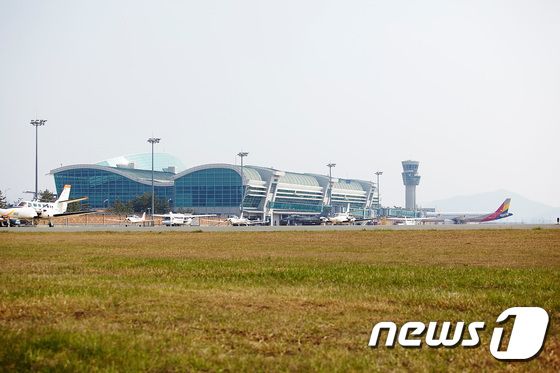 소방청 "무안공항 추락사고 초기 진화…꼬리 쪽 탑승자 구조 중"(2보)