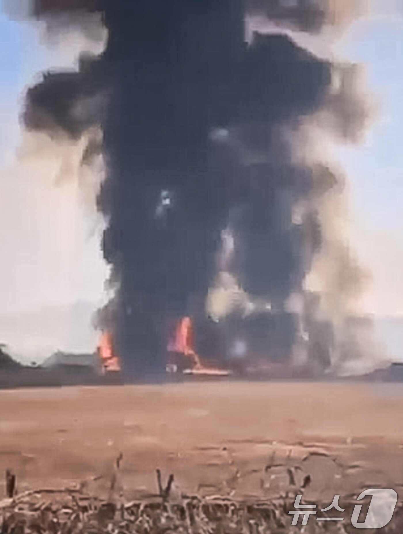 본문 이미지 - 29일 전남 무안국제공항에서 승객과 승무원 181명이 탑승한 여객기가 추락해 불길이 치솟고 있다. (독자 김준경씨 제공) 2024.12.29/뉴스1