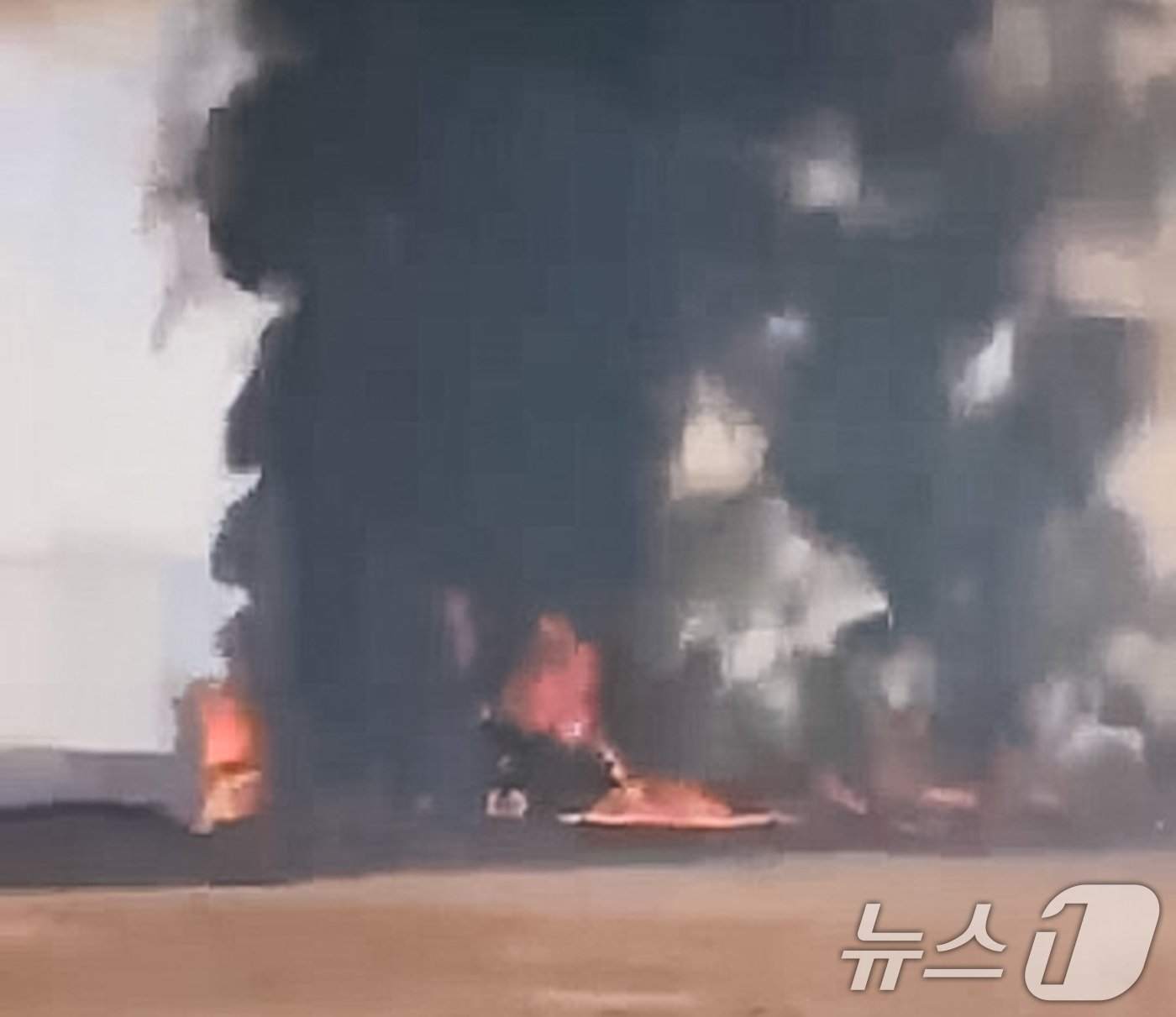 본문 이미지 - 29일 전남 무안국제공항에서 승객과 승무원 181명이 탑승한 여객기가 추락해 불길이 치솟고 있다. (독자 김준경씨 제공) 2024.12.29/뉴스1