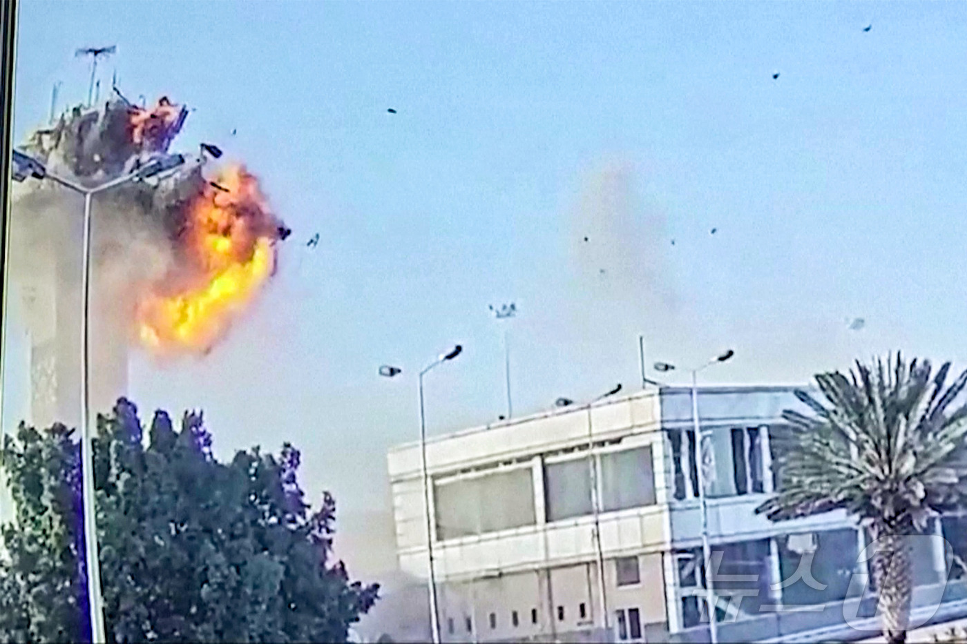 (사나 AFP=뉴스1) 우동명 기자 = 28일 (현지시간) 친이란 예멘 반군 후티를 겨냥한 이스라엘 군의 사나 국제 공항 포격으로 불길에 휩싸인 관제탑의 모습이 보인다. 2024. …