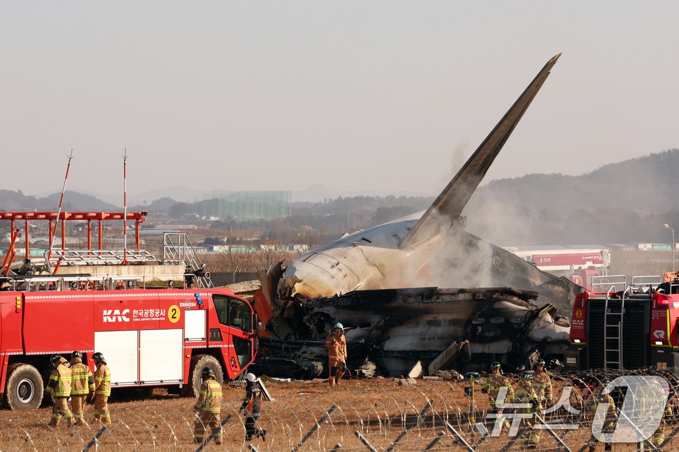 본문 이미지 - 29일 오전 전남 무안국제공항 활주로에 여객기가 추락해 사고 수습이 이뤄지고 있다.  2024.12.29/뉴스1 ⓒ News1 김태성 기자