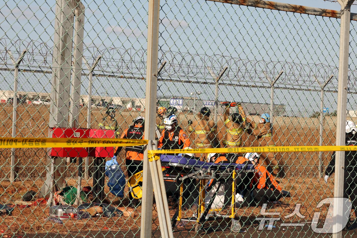 본문 이미지 - 29일 오전 전남 무안국제공항 활주로에 여객기가 추락해 사고 수습이 이뤄지고 있다. 2024.12.29/뉴스1 ⓒ News1 김태성 기자