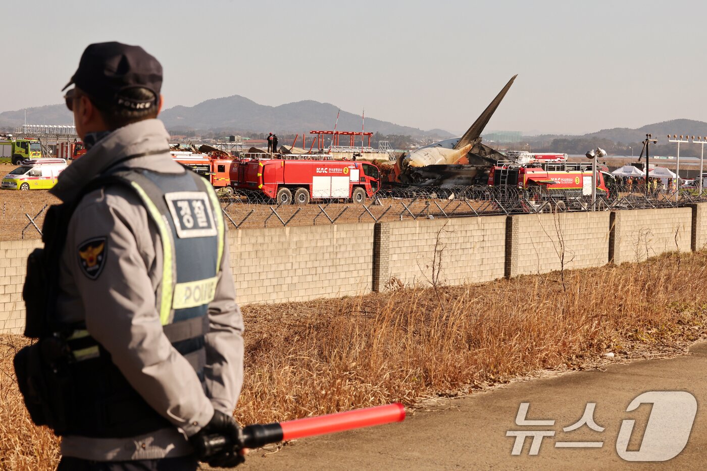 본문 이미지 - 29일 오전 전남 무안국제공항 활주로에 여객기가 추락해 사고 수습이 이뤄지고 있다. 2024.12.29/뉴스1 ⓒ News1 김태성 기자