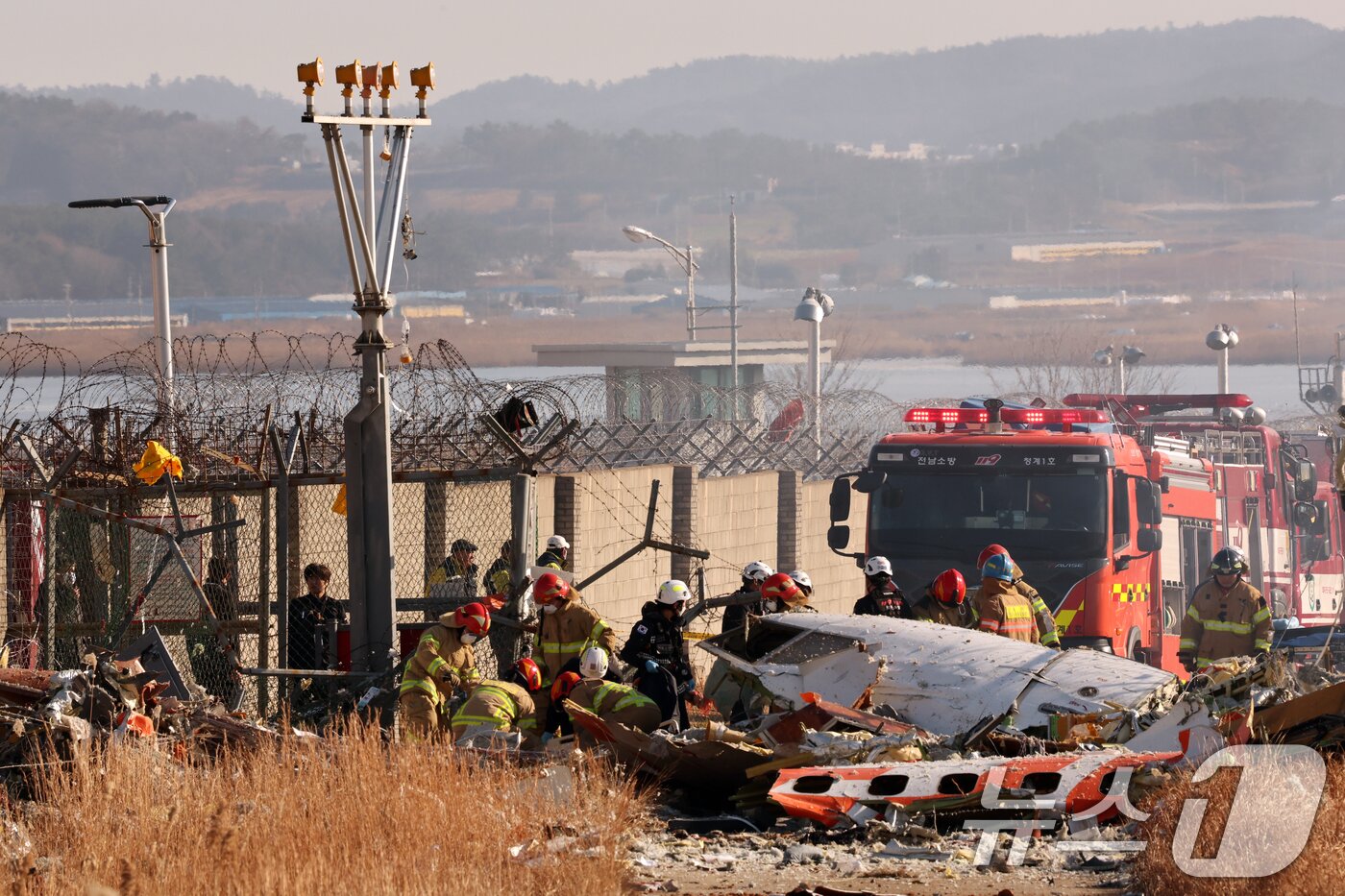 본문 이미지 - 29일 오전 전남 무안국제공항 활주로에 여객기가 추락해 사고 수습이 이뤄지고 있다. 이날 오전 9시 7분쯤 승객과 승무원 181명을 태운 태국발 제주항공 7C2216편 항공기가 무안공항 착륙을 시도하던 중 활주로 외벽에 부딪혀 폭발했다. 2024.12.29/뉴스1 ⓒ News1 김태성 기자